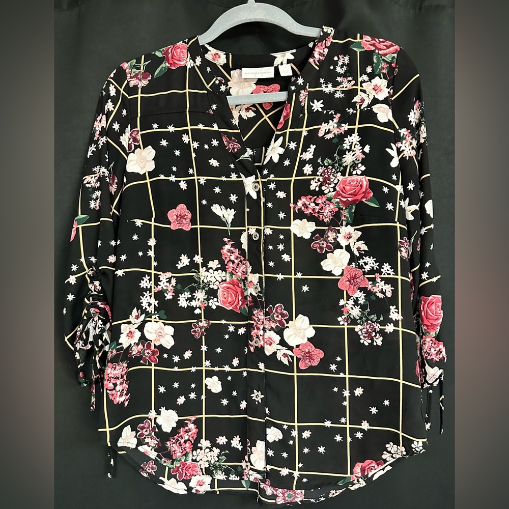 New York & Company X-Small Black V-Neck Floral Blouse